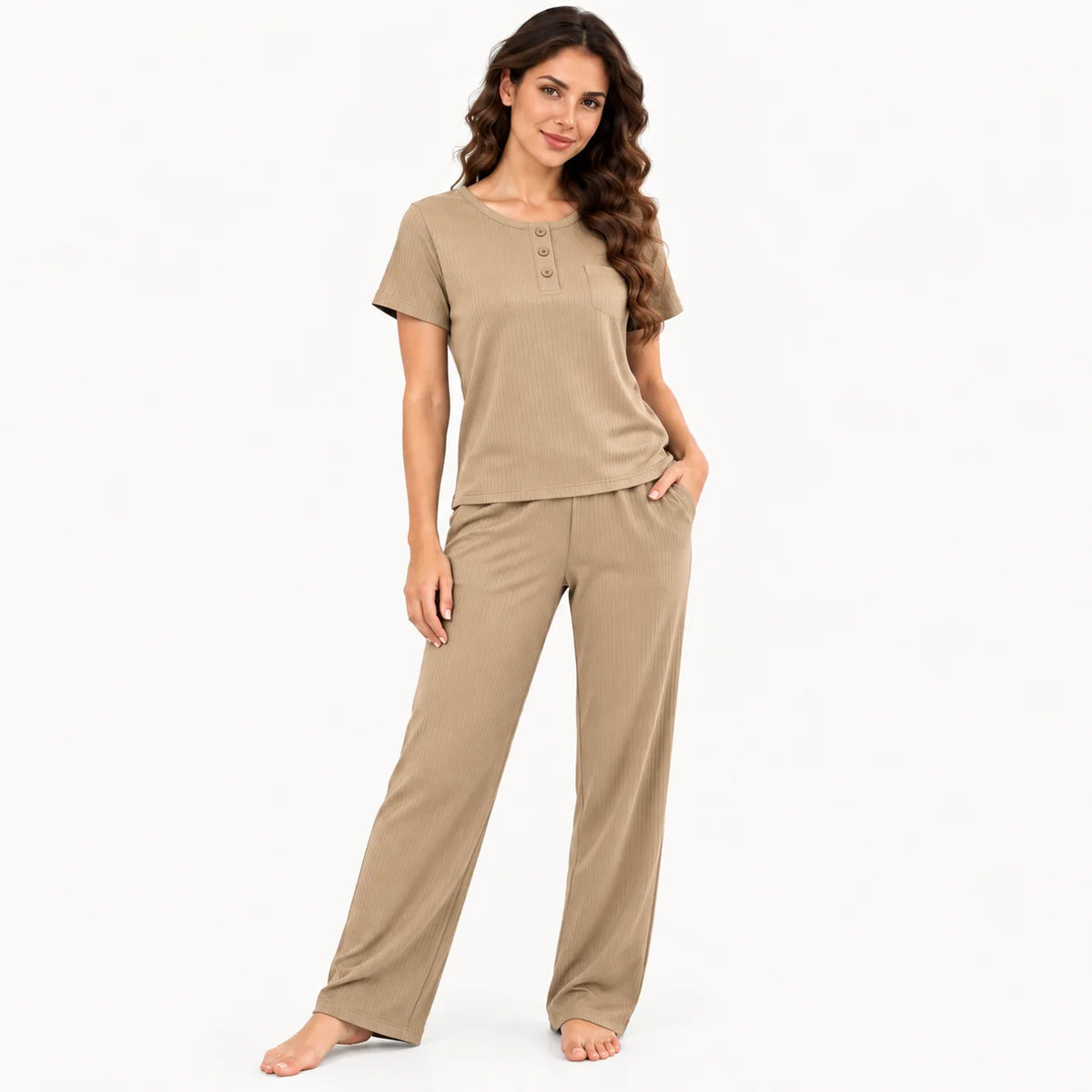 Modelo luciendo pijama de mujer color khaki en tela rib acanalada, conjunto de camiseta de manga corta con tres botones frontales y pantalón largo de corte recto.