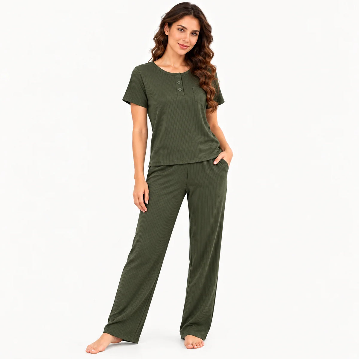 Modelo luciendo pijama de mujer color verde militar en tela rib acanalada, con camiseta de manga corta, tres botones frontales y pantalón largo de corte recto.