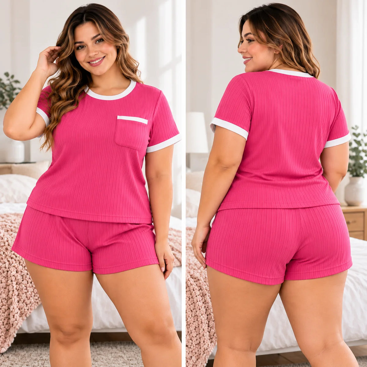 Mujer de figura curvilínea modelando pijama fucsia de dos piezas en tejido rib acanalado, con blusa de manga corta, bolsillo frontal y ribetes blancos, acompañada de short con cintura elástica. Se muestra el conjunto de frente y por detrás.