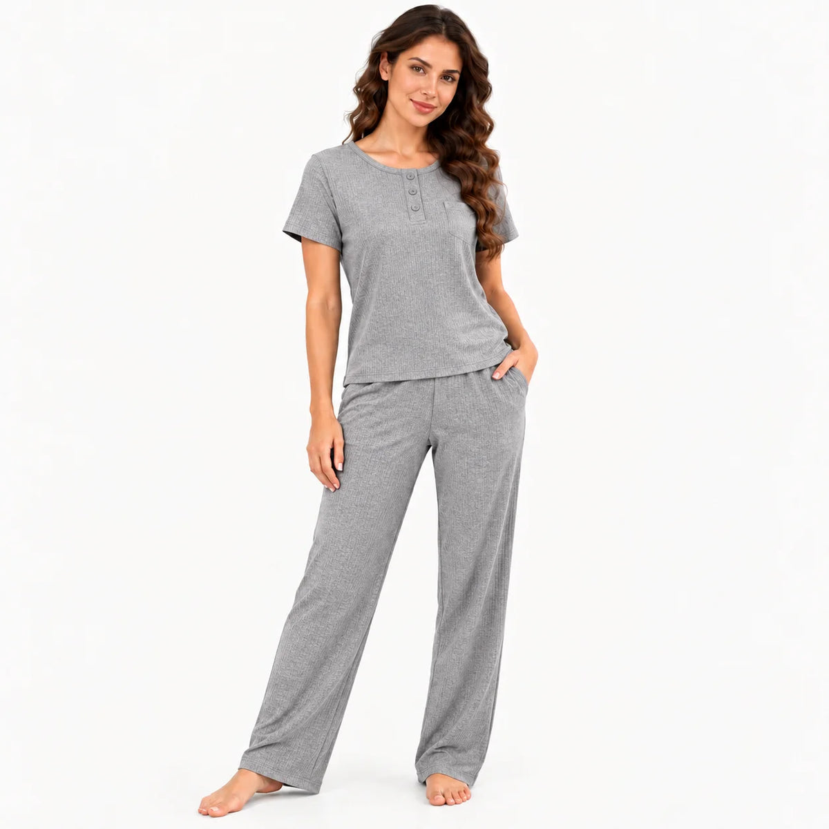Modelo luciendo pijama de mujer color gris jaspe en tela rib acanalada, conjunto de camiseta de manga corta con tres botones frontales y pantalón largo de corte recto.