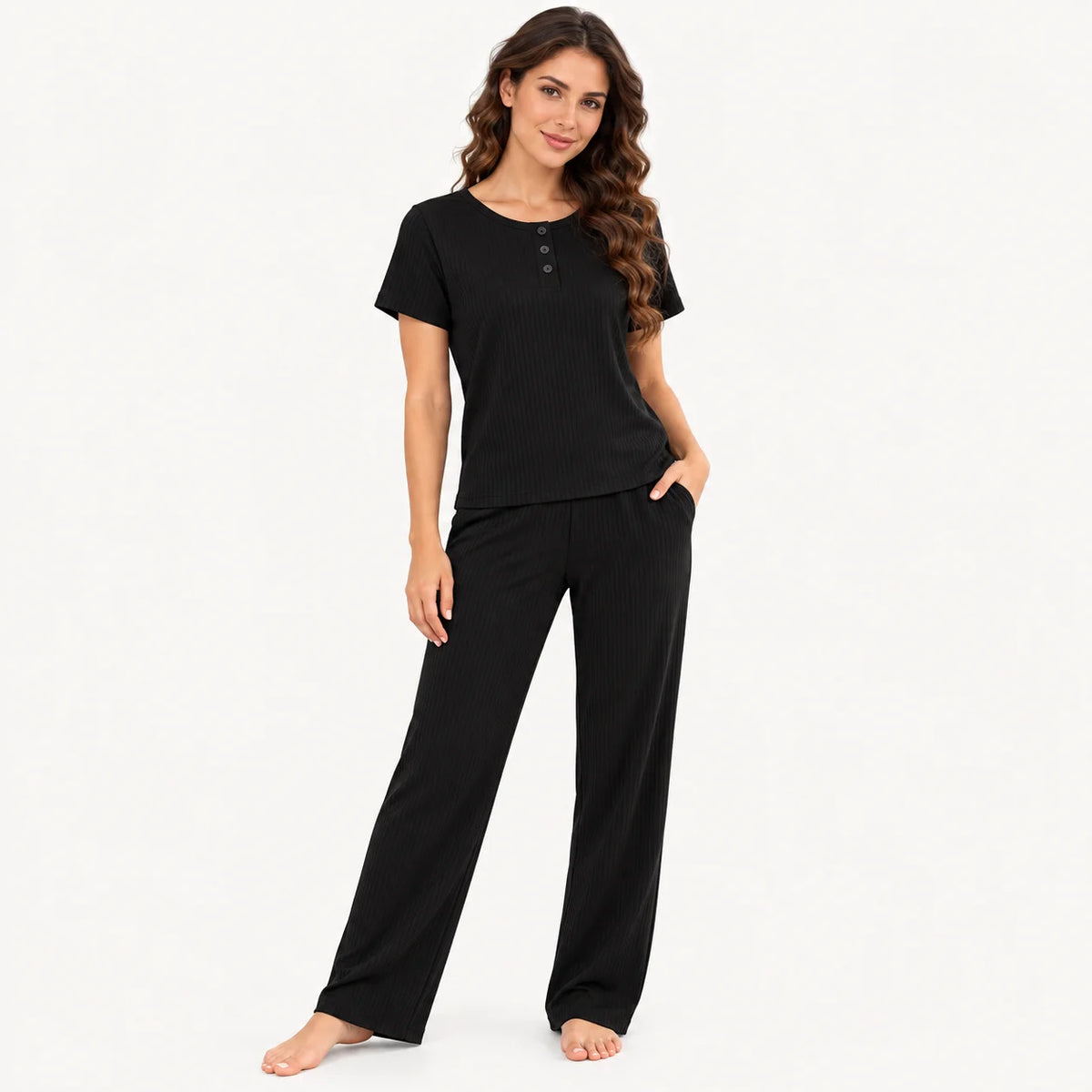 Pijama de mujer color negro en tela rib acanalada, conjunto de camiseta manga corta con botones frontales y pantalón largo.
