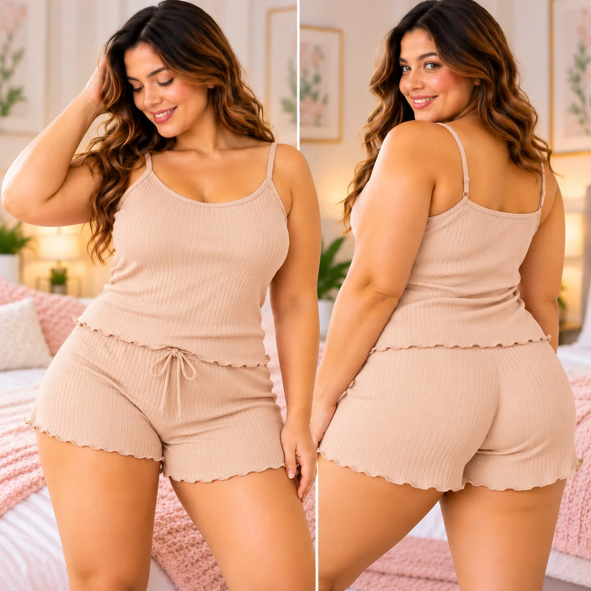 Mujer de figura curvilínea modelando pijama beige de dos piezas en tejido rib acanalado, compuesta por top de tirantes delgados y short con cintura elástica, cordón frontal y bordes ondulados. La imagen muestra el conjunto de frente y por detrás en una habitación acogedora con decoración en tonos suaves.